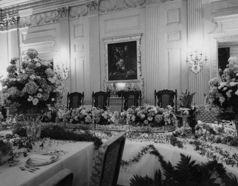 State Dining Room set for state dinner honoring President and Mrs. Ahmed Sékou Touré of the Republic of Guinea. October 26, 1959 [72-3250-7]