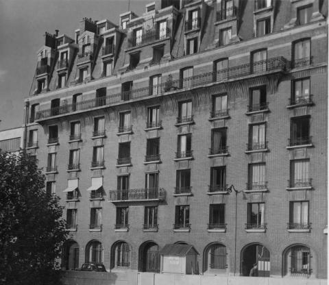 68 Quai d'Auteuil, Paris, France  [77-18-1335]