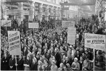 Soviet crowd with signs protesting U-2 incident. [79-5-1]